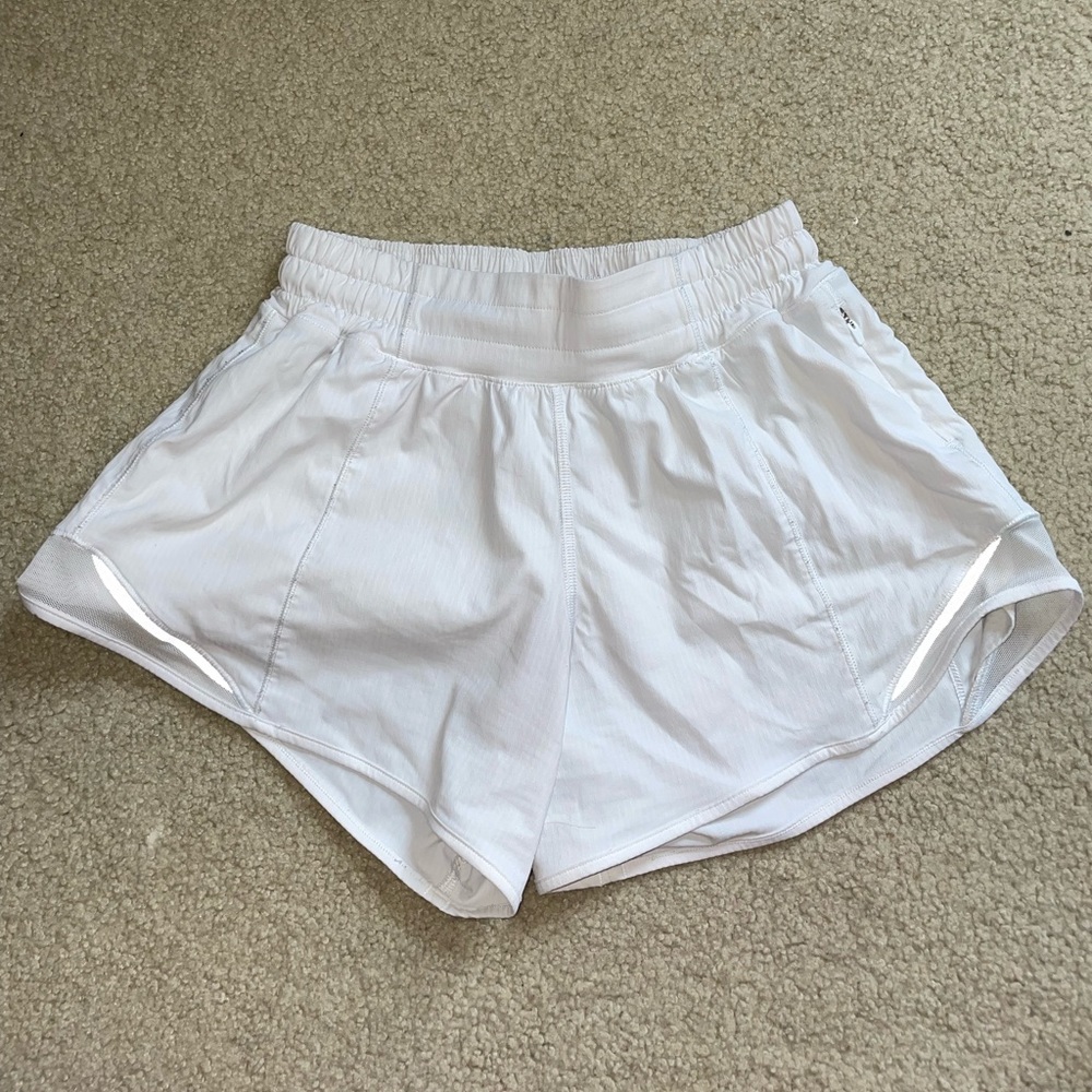 Lululemon hotty hots size 2 white low rise 4 in//NO LINER